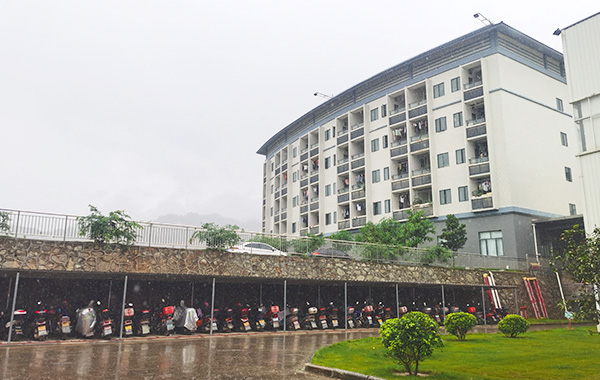 {振揚(yáng)實(shí)業(yè)是拖鞋廠(chǎng)家、拖鞋加工廠(chǎng)、拖鞋代工廠(chǎng)、高端拖鞋定制、人字拖加工廠(chǎng)、定制拖鞋工廠(chǎng)、品牌拖鞋代工廠(chǎng)、涼鞋代工廠(chǎng)、沙灘拖鞋廠(chǎng)家、涼鞋廠(chǎng)家，自1980年以來(lái)，專(zhuān)注研制及生產(chǎn)拖鞋。}