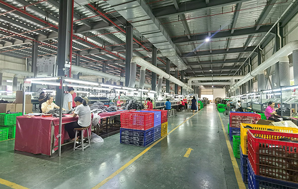 {振揚(yáng)實(shí)業(yè)是拖鞋廠(chǎng)家、拖鞋加工廠(chǎng)、拖鞋代工廠(chǎng)、高端拖鞋定制、人字拖加工廠(chǎng)、定制拖鞋工廠(chǎng)、品牌拖鞋代工廠(chǎng)、涼鞋代工廠(chǎng)、沙灘拖鞋廠(chǎng)家、涼鞋廠(chǎng)家，自1980年以來(lái)，專(zhuān)注研制及生產(chǎn)拖鞋。}