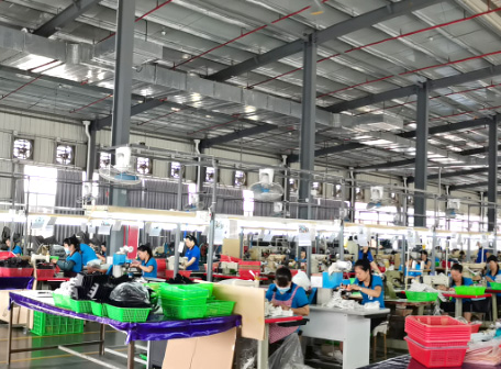 {振揚(yáng)實(shí)業(yè)是拖鞋廠(chǎng)家、拖鞋加工廠(chǎng)、拖鞋代工廠(chǎng)、高端拖鞋定制、人字拖加工廠(chǎng)、定制拖鞋工廠(chǎng)、品牌拖鞋代工廠(chǎng)、涼鞋代工廠(chǎng)、沙灘拖鞋廠(chǎng)家、涼鞋廠(chǎng)家，40多年沉淀，精益求精。}