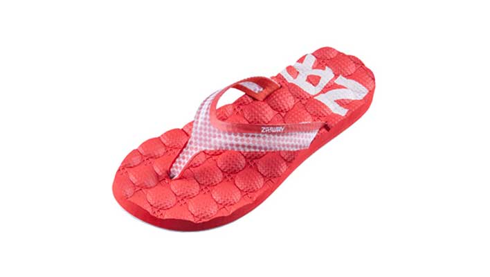 {振揚(yáng)實(shí)業(yè)是拖鞋廠(chǎng)家、拖鞋加工廠(chǎng)、拖鞋代工廠(chǎng)、高端拖鞋定制、人字拖加工廠(chǎng)、定制拖鞋工廠(chǎng)、品牌拖鞋代工廠(chǎng)、涼鞋代工廠(chǎng)、沙灘拖鞋廠(chǎng)家、涼鞋廠(chǎng)家，不同風(fēng)格的多款式組合，滿(mǎn)足各類(lèi)時(shí)尚消費(fèi)者不同生活閱歷和價(jià)值取向的裝扮需求。}